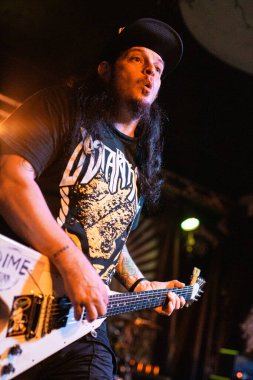 Newcastle on Tyne UK: 14.02.2015: Mikey Doling, The Cluny 'deki canlı konserde Gibson Flying V ile yeteneğini sergilemiştir.