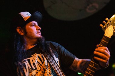 Newcastle on Tyne UK: 14.02.2015: Mikey Doling, The Cluny 'deki canlı konserde Gibson Flying V ile yeteneğini sergilemiştir.