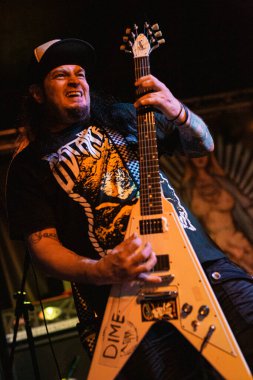 Newcastle on Tyne UK: 14.02.2015: Mikey Doling, The Cluny 'deki canlı konserde Gibson Flying V ile yeteneğini sergilemiştir.