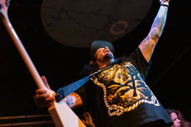 Newcastle on Tyne UK: 14.02.2015: Mikey Doling, The Cluny 'deki canlı konserde Gibson Flying V ile yeteneğini sergilemiştir.