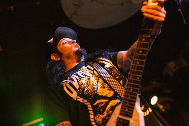 Newcastle on Tyne UK: 14.02.2015: Mikey Doling, The Cluny 'deki canlı konserde Gibson Flying V ile yeteneğini sergilemiştir.