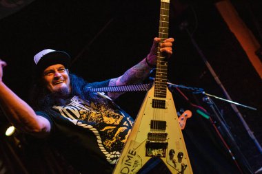 Newcastle on Tyne UK: 14.02.2015: Mikey Doling, The Cluny 'deki canlı konserde Gibson Flying V ile yeteneğini sergilemiştir.