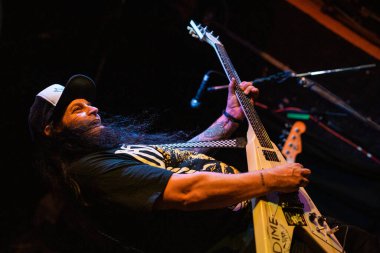 Newcastle on Tyne UK: 14.02.2015: Mikey Doling, The Cluny 'deki canlı konserde Gibson Flying V ile yeteneğini sergilemiştir.