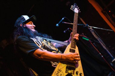 Newcastle on Tyne UK: 14.02.2015: Mikey Doling, The Cluny 'deki canlı konserde Gibson Flying V ile yeteneğini sergilemiştir.