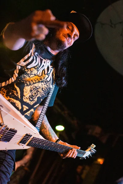 Newcastle on Tyne UK: 14.02.2015: Mikey Doling, The Cluny 'deki canlı konserde Gibson Flying V ile yeteneğini sergilemiştir.