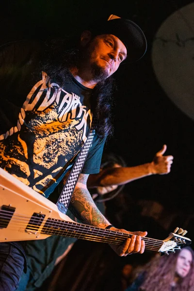 Newcastle on Tyne UK: 14.02.2015: Mikey Doling, The Cluny 'deki canlı konserde Gibson Flying V ile yeteneğini sergilemiştir.