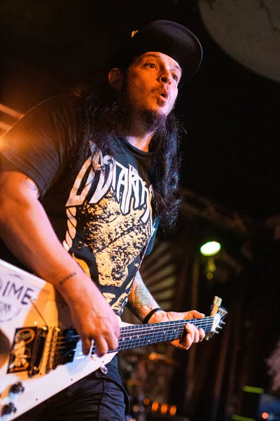 Newcastle on Tyne UK: 14.02.2015: Mikey Doling, The Cluny 'deki canlı konserde Gibson Flying V ile yeteneğini sergilemiştir.