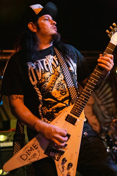 Newcastle on Tyne UK: 14.02.2015: Mikey Doling, The Cluny 'deki canlı konserde Gibson Flying V ile yeteneğini sergilemiştir.