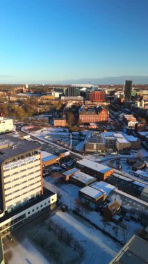 Tyne 'daki Newcastle: 4 Ocak 2026: Newcastle Koleji son kar fırtınası sonrasında binalar ve sokaklar görülebilir