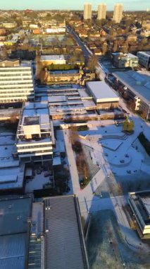 Tyne 'daki Newcastle: 4 Ocak 2026: Newcastle Koleji son kar fırtınası sonrasında binalar ve sokaklar görülebilir