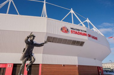 Sunderland UK: 3 Ocak 2026: Kar, Ocak ayındaki kış fırtınasından sonra Sunderland Işık Stadyumu 'ndaki Bob Stokoe heykelini kapsar. Heykeltıraş Sean Hedges-Quinn