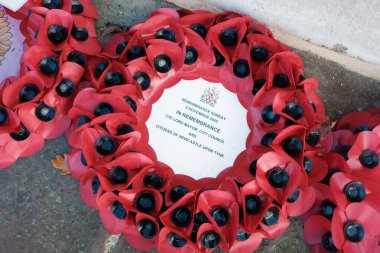 Tyne UK 'deki Newcastle: 17 Kasım 2025: Newcastle' daki anma etkinliği, önemli bir günde hayatını kaybeden kahramanların anısına bir anıta çelenk bırakıldığını gösteriyor