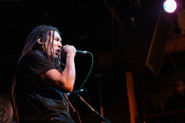 Newcastle on Tyne UK: 14.02.2015: Carl Bensley The Cluny 'de Snot ile performans sergiliyor