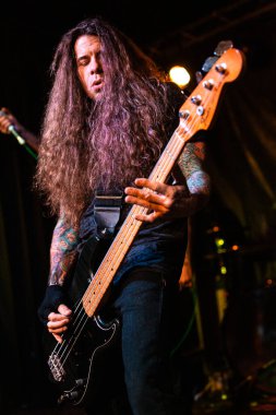 Newcastle on Tyne UK: 14.02.2015: John Fahnestock, The Cluny The Cluny 'de verdiği canlı konserde Fender Presision bas gitar yeteneğini sergilemiştir.