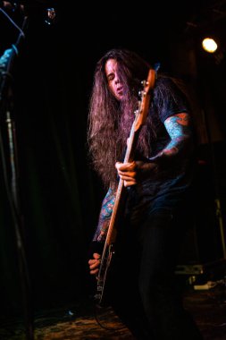 Newcastle on Tyne UK: 14.02.2015: John Fahnestock, The Cluny The Cluny 'de verdiği canlı konserde Fender Presision bas gitar yeteneğini sergilemiştir.