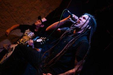 Newcastle on Tyne UK: 14.02.2015: Carl Bensley The Cluny 'de Snot ile performans sergiliyor