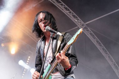 Sunderland UK: 10 Ağustos 2014: The Cribs Ryan Jarman 2014 Split Festivali 'nde Squiare Venüs gitarıyla performans sergiliyor