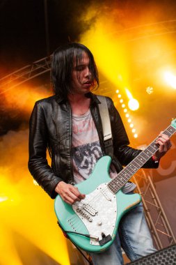 Sunderland UK: 10 Ağustos 2014: The Cribs Ryan Jarman 2014 Split Festivali 'nde Squiare Venüs gitarıyla performans sergiliyor