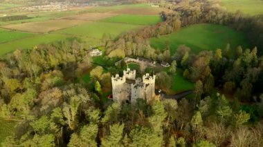 Northumberland UK: 16 Kasım 2025: Northumberland 'daki Langley Kalesi' nin insansız hava aracı manzarası açık bir günde ağaçlar ve tarlalarla çevrili