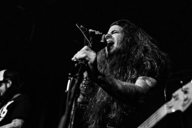 Newcastle on Tyne UK: 14.02.2015: John Fahnestock, The Cluny The Cluny 'de verdiği canlı konserde Fender Presision bas gitar yeteneğini sergilemiştir.