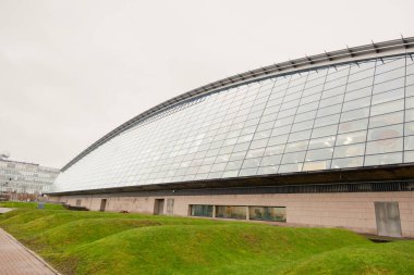 Glasgow İskoçya: 27 Kasım 2025: Glasgow Bilim Merkezi 'nde modern mimari sergileniyor. Binanın içinde cam bir duvar ve ilginç şekiller var.