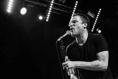 Newcastle on Tyne UK: 25 Eylül 2015: Sleaford Mods vokalisti Jason Williamson Northumbria Üniversitesi konserinde mikrofona hırıldıyor