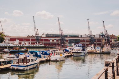 Bristol UK: 28 Temmuz 2025: Güneşli bir günde Bristol Limanı 'na kıyıya yanaşan tekneler ve deniz kenarındaki binalar