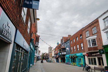 Salisbury UK: 27 Temmuz 2025: Salisbury ana caddesi Pazar sabahı boş. Sokaklar büyüleyici dükkanlar ve geleneksel binalarla dolu.
