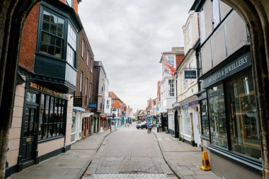 Salisbury UK: 27 Temmuz 2025: Salisbury ana caddesi Pazar sabahı boş. Sokaklar büyüleyici dükkanlar ve geleneksel binalarla dolu.