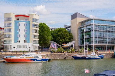 Bristol UK: 28 Temmuz 2025: Bristol Limanı 'nda nehir boyunca binalar ve su üzerinde tekneler