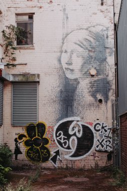 Bristol UK: 28 Temmuz 2025: Banksy 'nin hüzünlü sanat eseri tahrip edildi ve şimdi de bir çitin arkasında