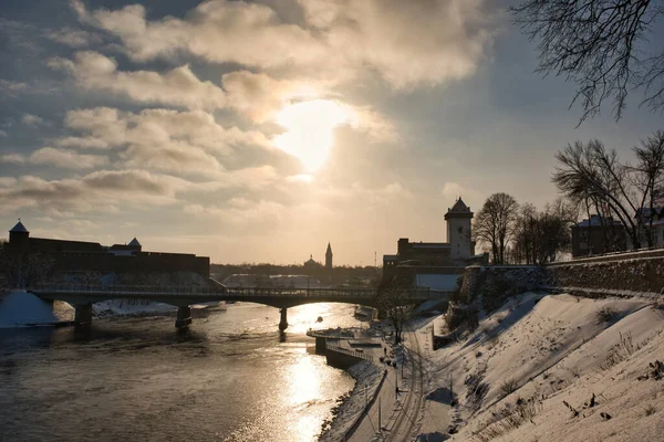 Winterliche Stadtlandschaft Gegenlicht Links Die Festung Ivangorod Rechts Die Burg Stockbild