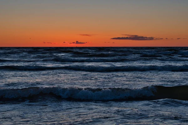 Der Meereslandschaft Färbt Der Sonnenuntergang Den Himmel Und Seltene Wolken — Stockfoto