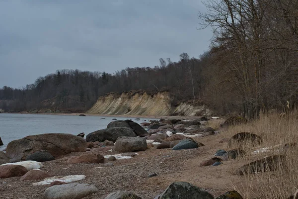 Brzegu Zatoki Narva Wiosną Baltica Żwirowa Plaża Wielobarwnymi Granitowymi Głazami — Zdjęcie stockowe