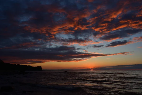 Sonnenuntergang Über Der Meeresbucht Die Reste Der Sonne Malen Den — Stockfoto