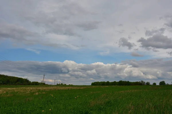 Ein Malerischer Himmel Mit Wolken Über Einer Grünen Wiese Auf — Stockfoto