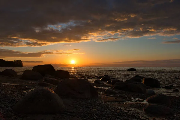 Havsviken Och Granit Stenblock Gyllene Glimt Solnedgången Skymningen Röd Blå — Stockfoto