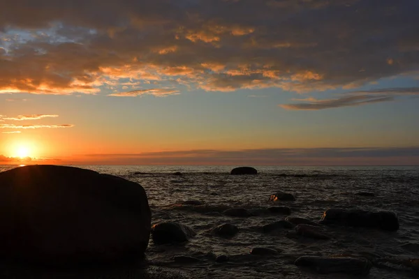 Ein Farbenfroher Sonnenuntergang Der Meeresbucht Mit Einer Leichten Brise Vordergrund — Stockfoto