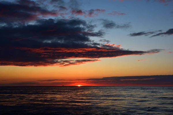 Θαλασσινό Ηλιοβασίλεμα Προεξέχει Πάνω Από Τον Ορίζοντα Πύρινη Χρυσή Άκρη — Φωτογραφία Αρχείου