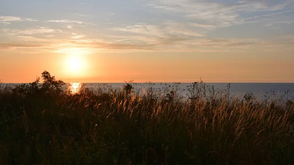 Der Sonnenuntergang Über Dem Ruhigen Meer Malt Den Himmel Und — Stockfoto