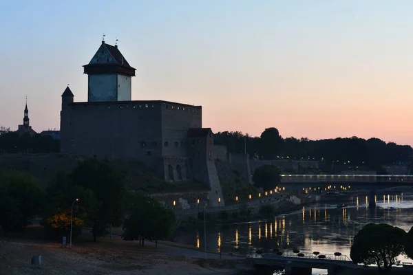 Castelo Narva Estônia Crepúsculo Manhã Antes Nascer Sol Nas Margens — Fotografia de Stock
