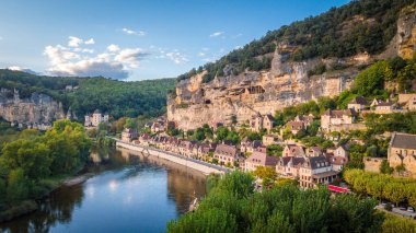 Fransa 'nın La Roque Gageac şehrinin hava manzarası