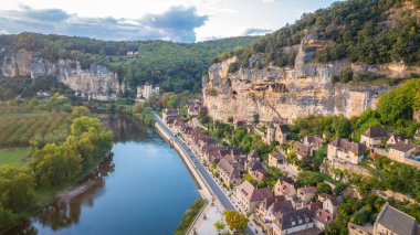 Fransa 'nın La Roque Gageac şehrinin hava manzarası