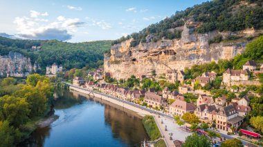 Fransa 'nın La Roque Gageac şehrinin hava manzarası