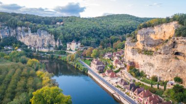 Fransa 'nın La Roque Gageac şehrinin hava manzarası