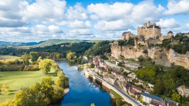 Beynac et cazenac kasabasının hava manzarası, Fransa
