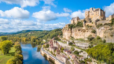 Beynac et cazenac kasabasının hava manzarası, Fransa