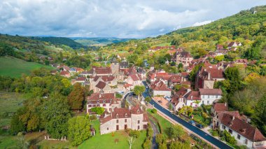 Dordogne, Fransa 'daki ortaçağ kasabasının havadan görünüşü