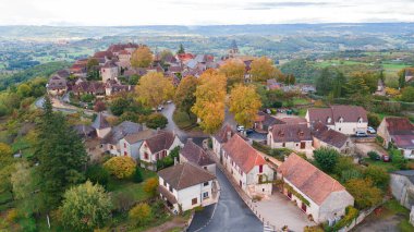Dordogne, Fransa 'daki ortaçağ kasabasının havadan görünüşü