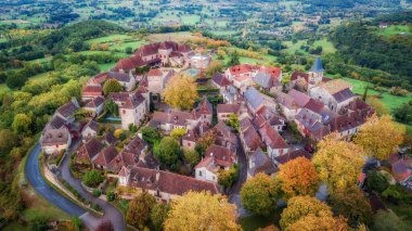 Dordogne, Fransa 'daki ortaçağ kasabasının havadan görünüşü